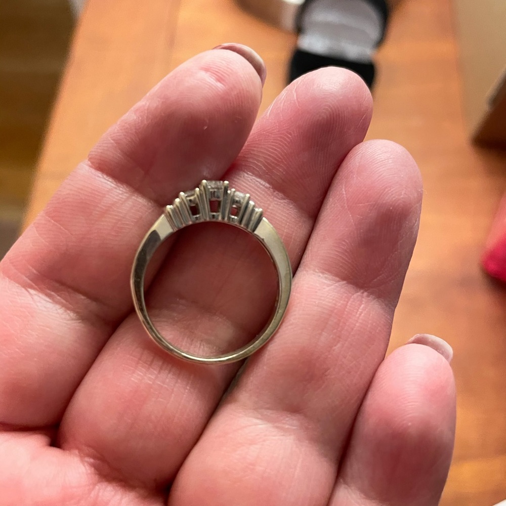 3 stone diamond ring - Picture 4 of 7